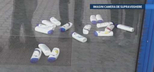Metoda prin care doi barbati au furat zeci de sticle de sampon dintr-un supermarket din Dej