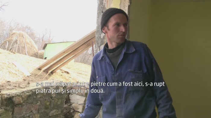 "Pur si simplu s-a rupt piatra in doua". Mai multe familii din Buzau s-au trezit cu casele "maturate" de tone de pamant