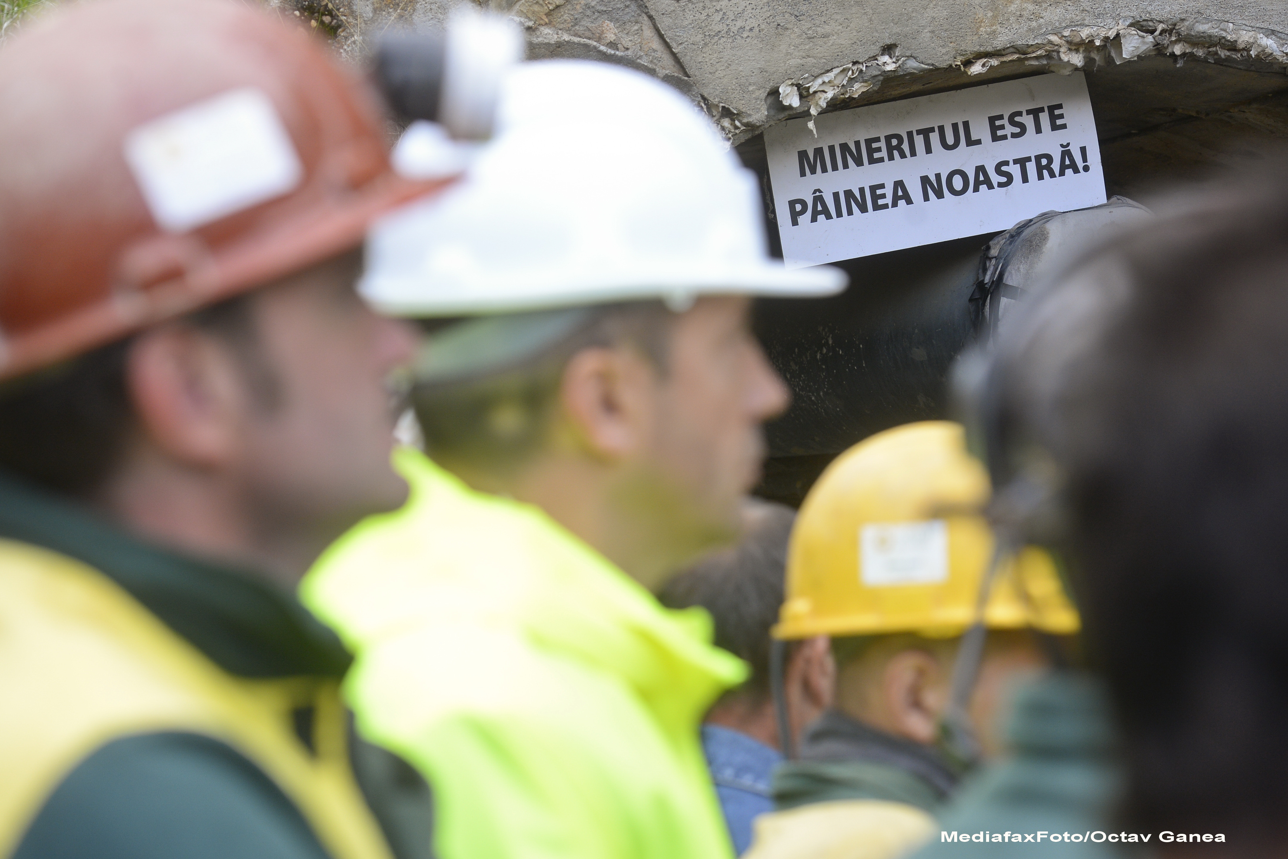 Sute de mineri s-au blocat in exploatarea de uraniu Crucea si ameninta cu greva foamei. Ce gest extrem sunt decisi sa faca