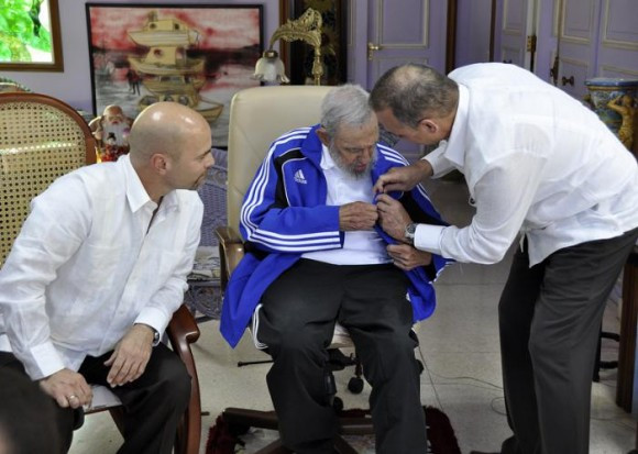 Cum mai arata Fidel Castro, dupa toate zvonurile care ii anuntau moartea. Imagini de la intalnirea cu 5 fosti agenti cubanezi