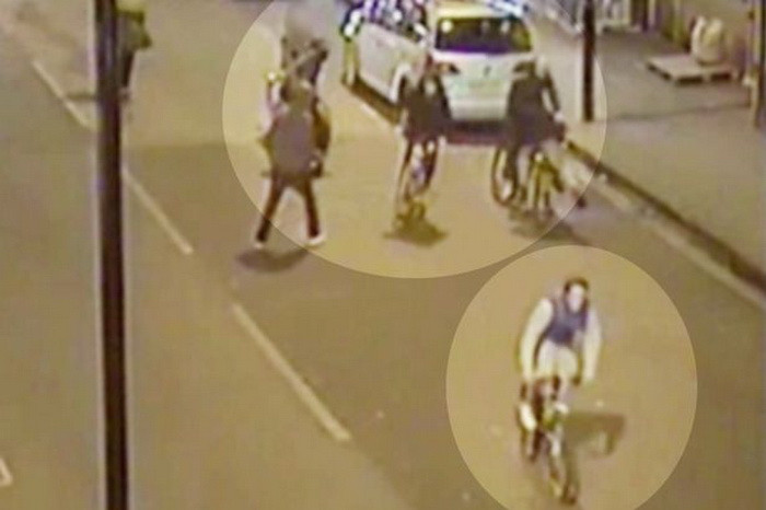 Crima filmata. Un adolescent a fost injunghiat mortal in timp ce mergea cu bicicleta pe o strada aglomerata din Londra. VIDEO