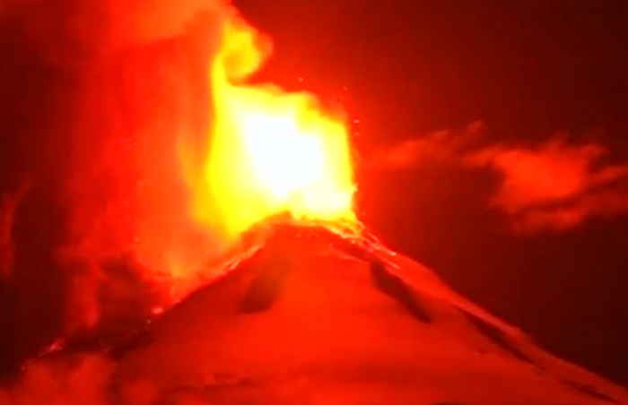 Imagini incredibile cu eruptia unui vulcan din Chile. Mii de persoane au fost evacuate dupa ce lava a iesit la suprafata