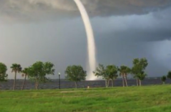 Panica pe o plaja din Brazilia, dupa ce o tromba de apa s-a format in larg si a maturat totul in cale