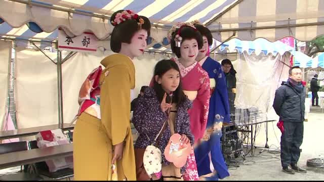 Si Japonia sarbatoreste femeia in luna martie, dar nu cu martisoare. De ce se pun papusi din hartie pe rauri