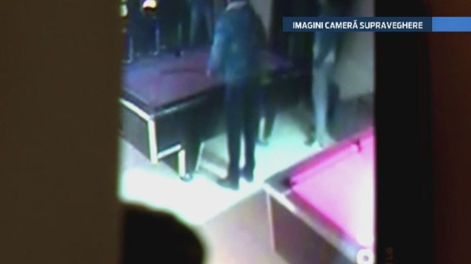 "A intrat peste el in baie si a dat cu cutitul". Scandal intr-un bar din Nasaud: un baiat de 19 ani, in stare grava