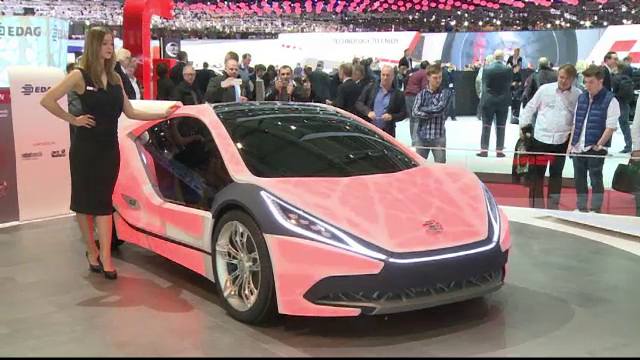 Cum arata automobilul care poate fi condus si de pasagerul din dreapta sau masina care-si schimba culoarea