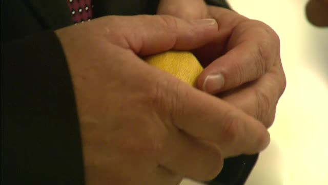 Cine este deputatul care are tot timpul o lamaie la el, cand e in Parlament: "Pentru ca taie senzatia de scarba"