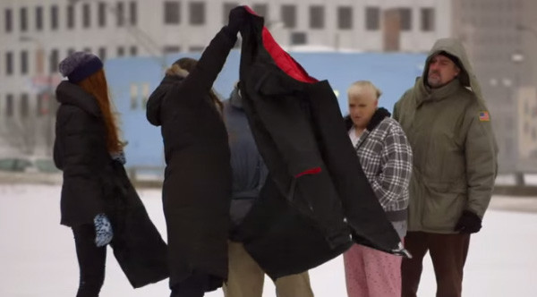 A incercat sa ofere haine de iarna oamenilor strazii, iar ei au tipat la ea. Ce a facut apoi o tanara e impresionant