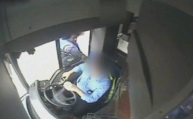 Momentul in care un sofer de autobuz este injunghiat in ochi de catre un pieton. Ce l-a scos din sarite pe agresor