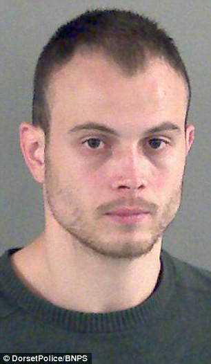 Un roman, arestat in Marea Britanie. Ce explicatie le-a oferit judecatorilor: Vremea era rece, asa ca s-a "incalzit" la furat