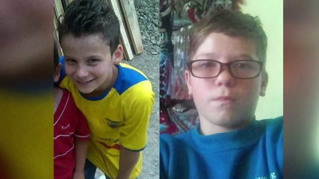 Cei doi baieti care s-au inecat in raul Tarnava au fost condusi pe ultimul drum. Sute de oameni au participat la slujba