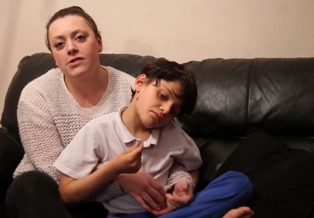 O boala extrem de rara il determina pe un baiat de 10 ani sa manance orice in afara de mancare. La ce a recurs mama lui