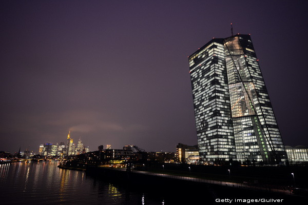 Decizie istorica pentru salvarea UE: BCE incepe luni programul de achizitii de obligatiuni. Moneda unica, minim fata de dolar