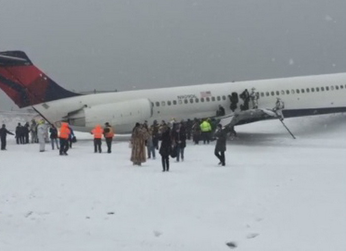 Un avion cu 130 de pasageri la bord a derapat si a iesit de pe pista, pe aeroportul new-yorkez LaGuardia