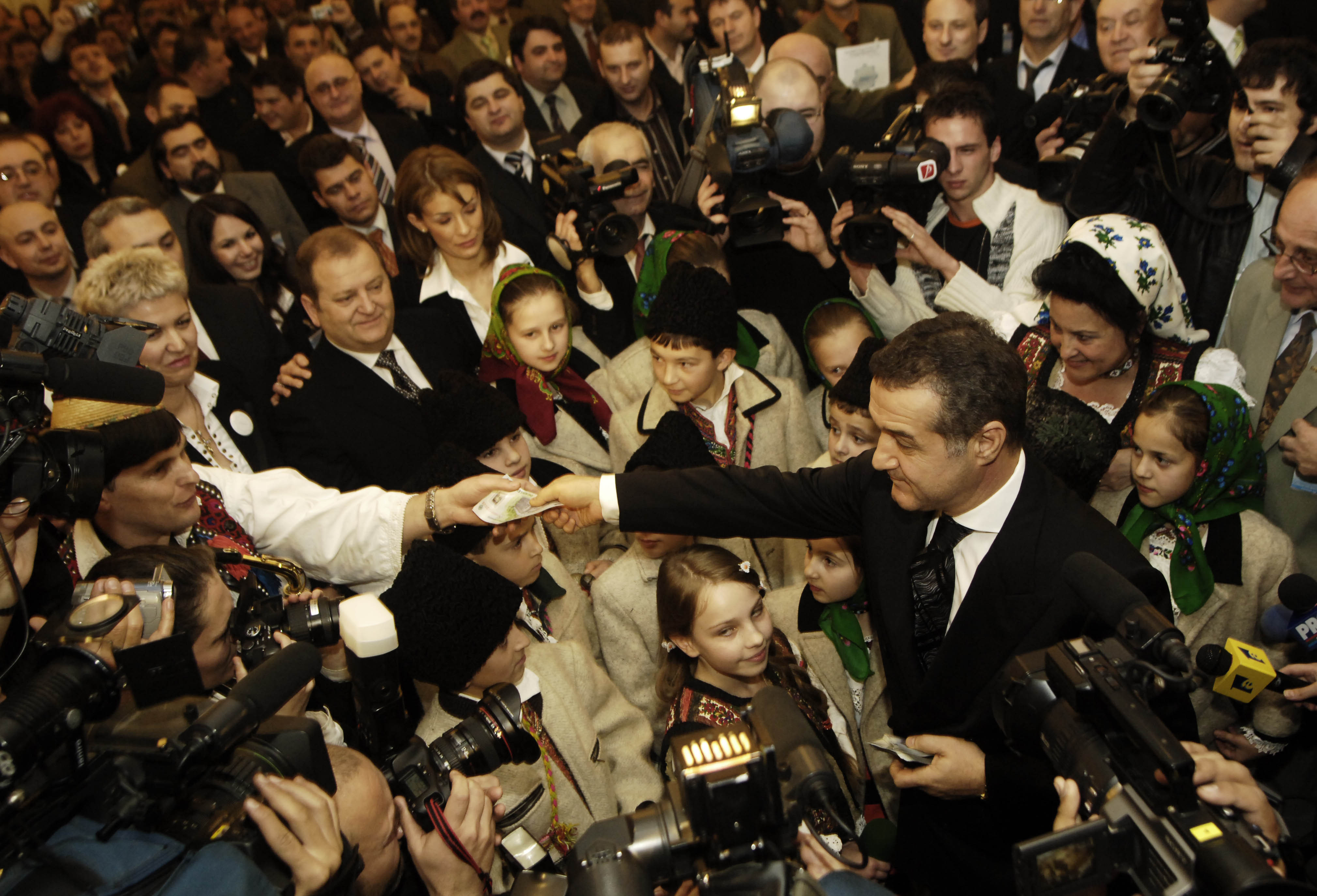 Cine se va ocupa de recuperarea a 300 de milioane de euro de la condamnati. "Cei pe care ii vedem la televizor sunt doar 1%"