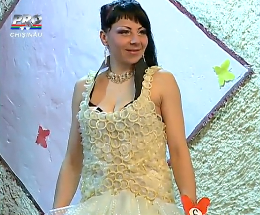 O detinuta din Republica Moldova a creat o rochie inedita. Cum arata articolul format din 800 de prezervative