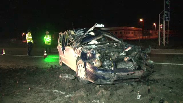 Un sofer din Suceava si-a vazut moartea cu ochii dupa ce a izbit un utilaj agricol. Masina a fost distrusa complet