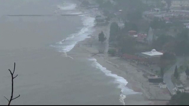 Ninsori si furtuni dezlantuite in Balcani. Fenomenele meteo extreme au facut victime in Italia si au izolat complet sate