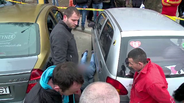 Patru barbati, banuiti ca inselau batrani prin "metoda accidentul", au fost arestati. La ce metoda apelau ca sa nu fie prinsi