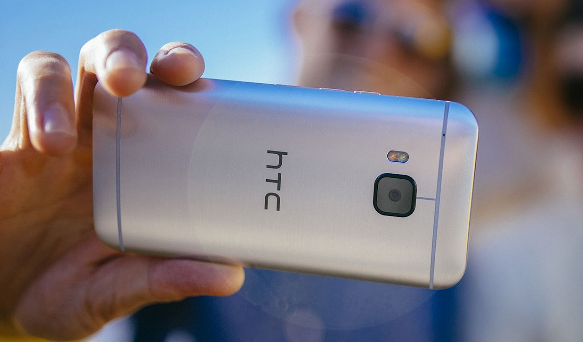 iLikeIT MWC 2015. Smartphone-ul care face poze la fel de bune si in club, si pe strada. De ce nu se descarca intr-o zi