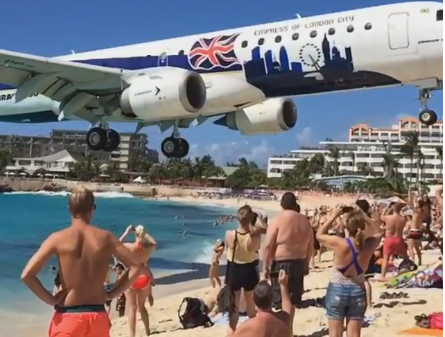 Cel mai periculos aeroport din lume. Avioanele zboara la doar cativa metri deasupra turistilor aflati pe plaja