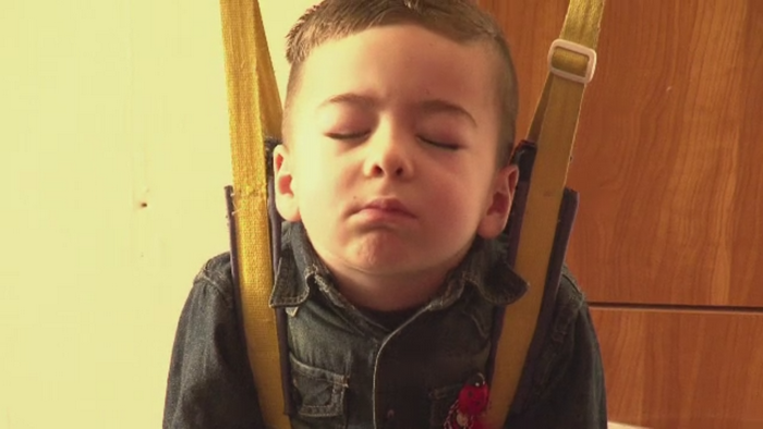 Drama pentru o familie din Bacau. Un copil in varsta de 5 ani ar putea ramane paralizat, daca nu va primi tratament