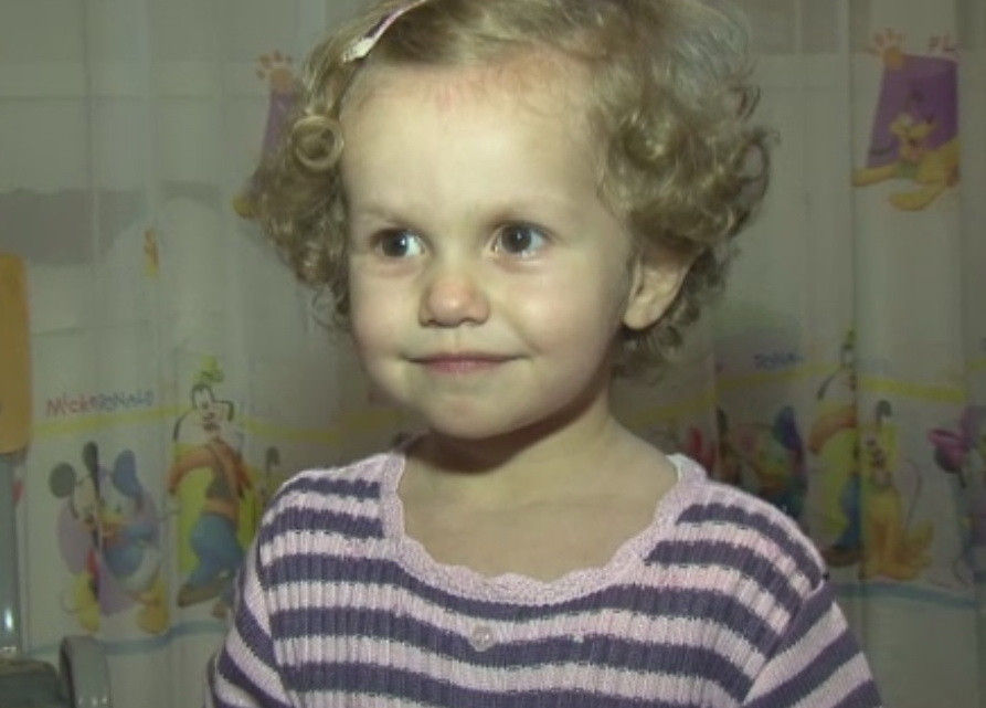 Delia sufera de cancer ocular la doar 2 ani si are nevoie de ajutor pentru a nu-si pierde vederea