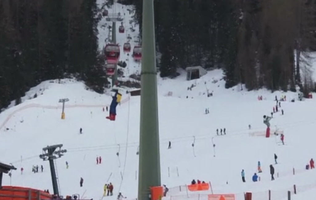 Operatiune de salvare a 184 de schiori blocati intr-o telegondola, in Italia, dupa ce un copac s-a prabusit peste cabluri