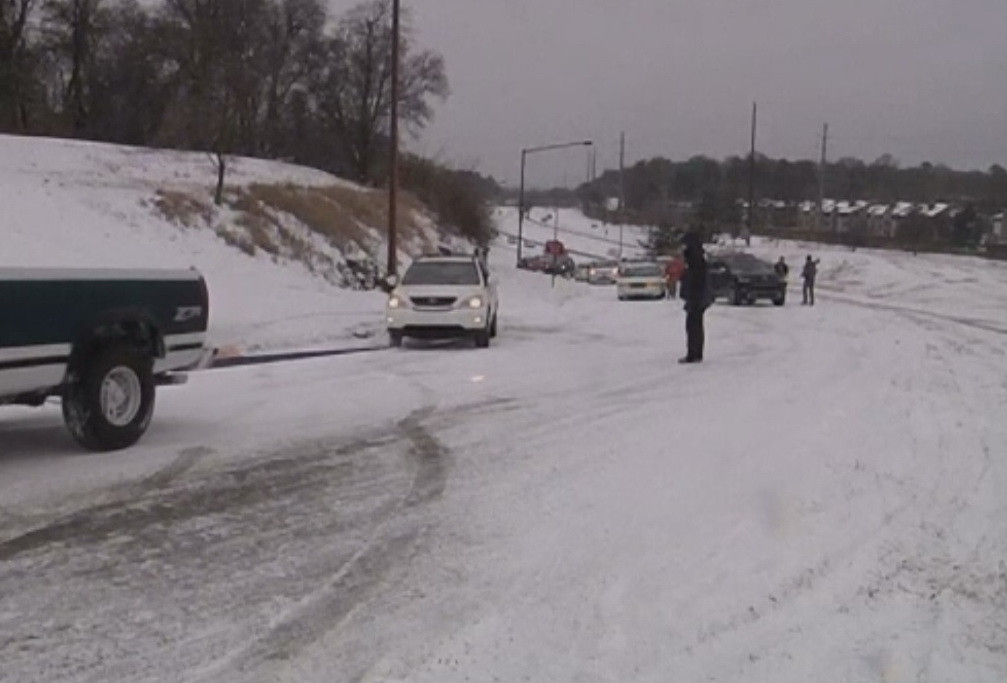 Viscolul a provocat haos in Statele Unite. Accidentele s-au tinut lant, iar un avion a iesit de pe pista