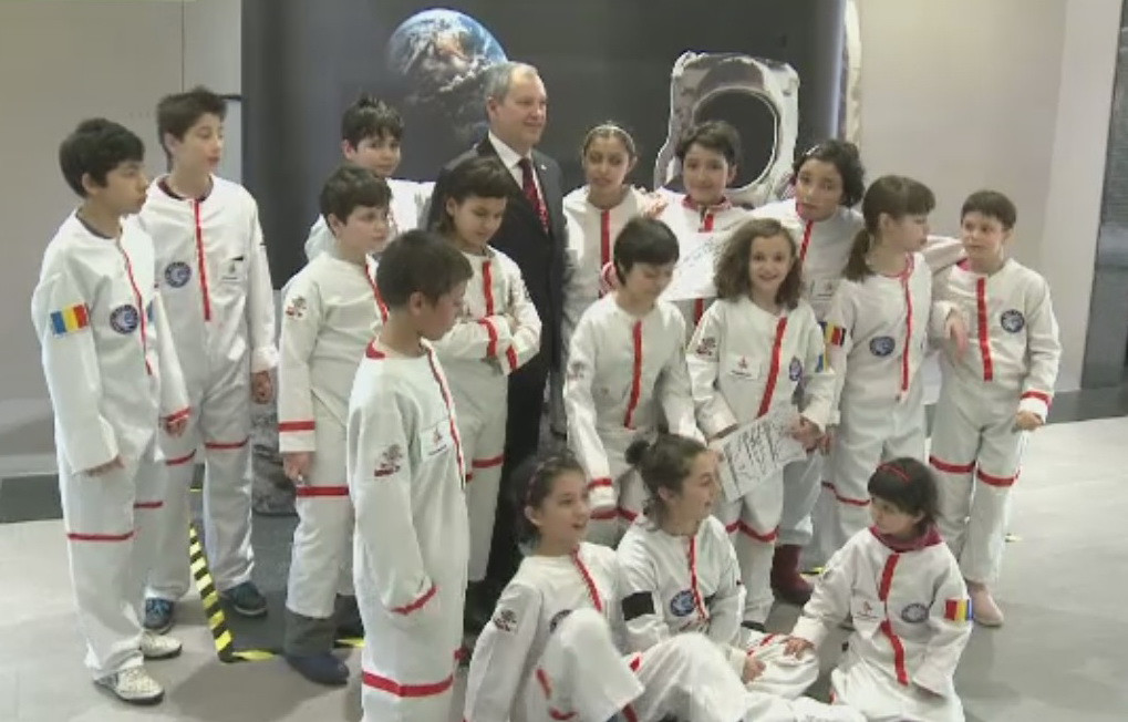 Distractie la un mall din Capitala. Copiii au putut calatori in spatiu, indrumati de primul cosmonaut roman, Dumitru Prunariu