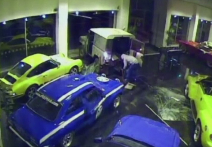 Jaf ca-n filme, facut public de politistii britanici. Cum au reusit doi hoti sa fure o masina de lux fara sa lase vreo urma