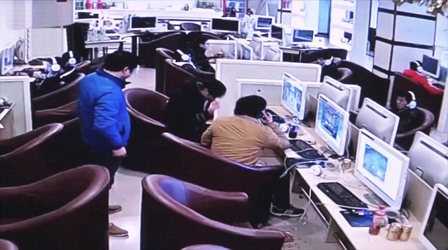 Un chinez a murit intr-un internet cafe dupa ce a jucat 19 ore incontinuu World Of Warcraft. Momentul a fost filmat de camere
