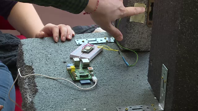 Ideea care ar putea sa le aduca milioane de euro unor studenti romani. Cum poti sa incui usa de la casa cu telefonul mobil