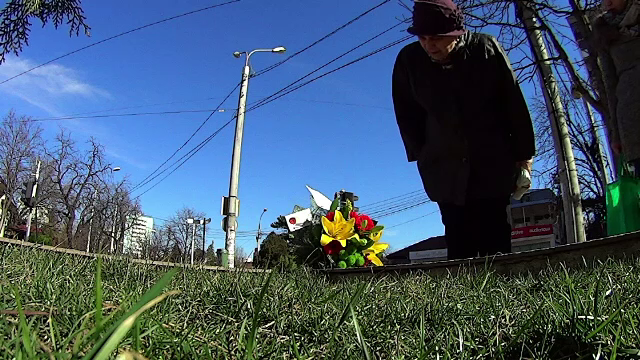 Buchetul singuratic, obiceiul raspandit in toata lumea, care a ajuns in Romania. Gestul cu care poti sa bucuri un necunoscut