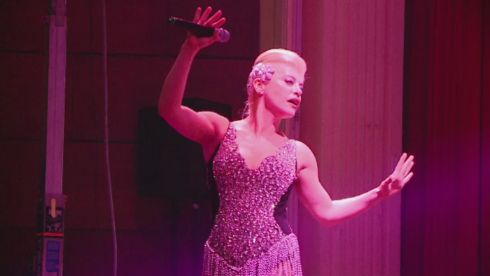 Loredana a cantat in fata a sute de fani din Iasi. Artista a ridicat publicul in picioare de la primele acorduri