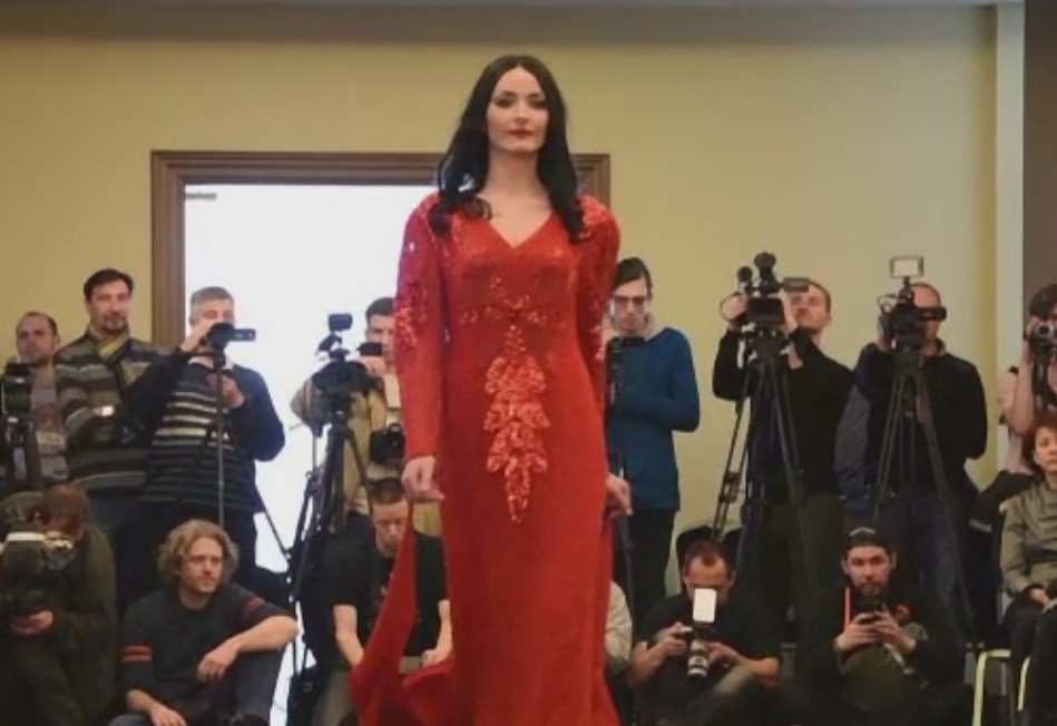 Concurs de Miss in tabara separatistilor din Donetk. Femeile soldat au renuntat la bocanci pentru pantofii de lac