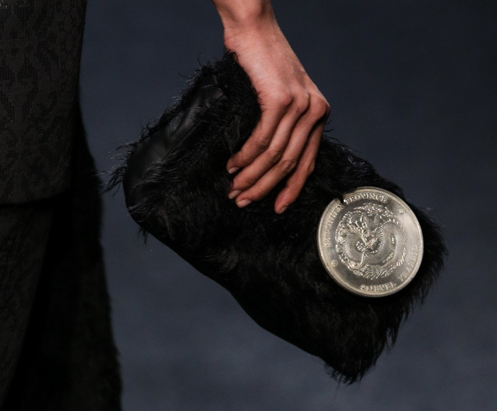 Revolta in mediul online, dupa ce o revista a publicat poze cu un model anorexic. Reactia editorului publicatiei