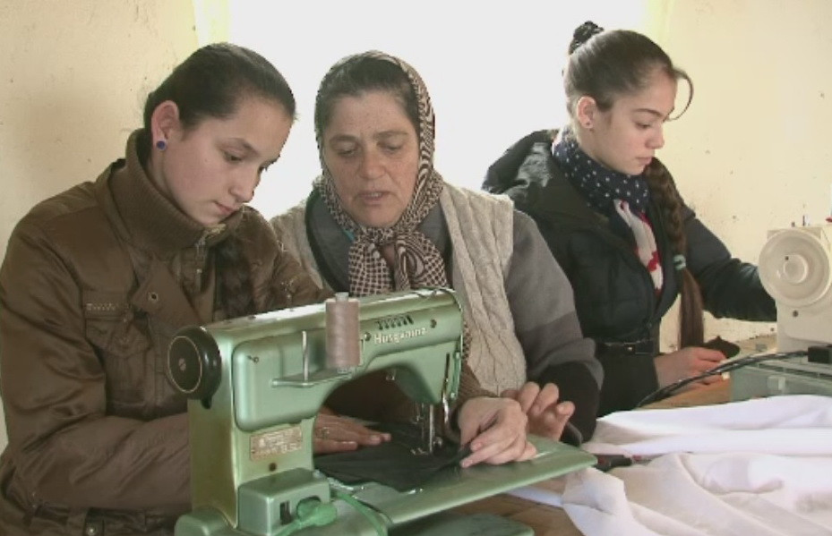 Romii din Somcuta Mare invata engleza de la un norvegian filantrop. Cum a ajuns acesta sa faca acte caritabile in Romania