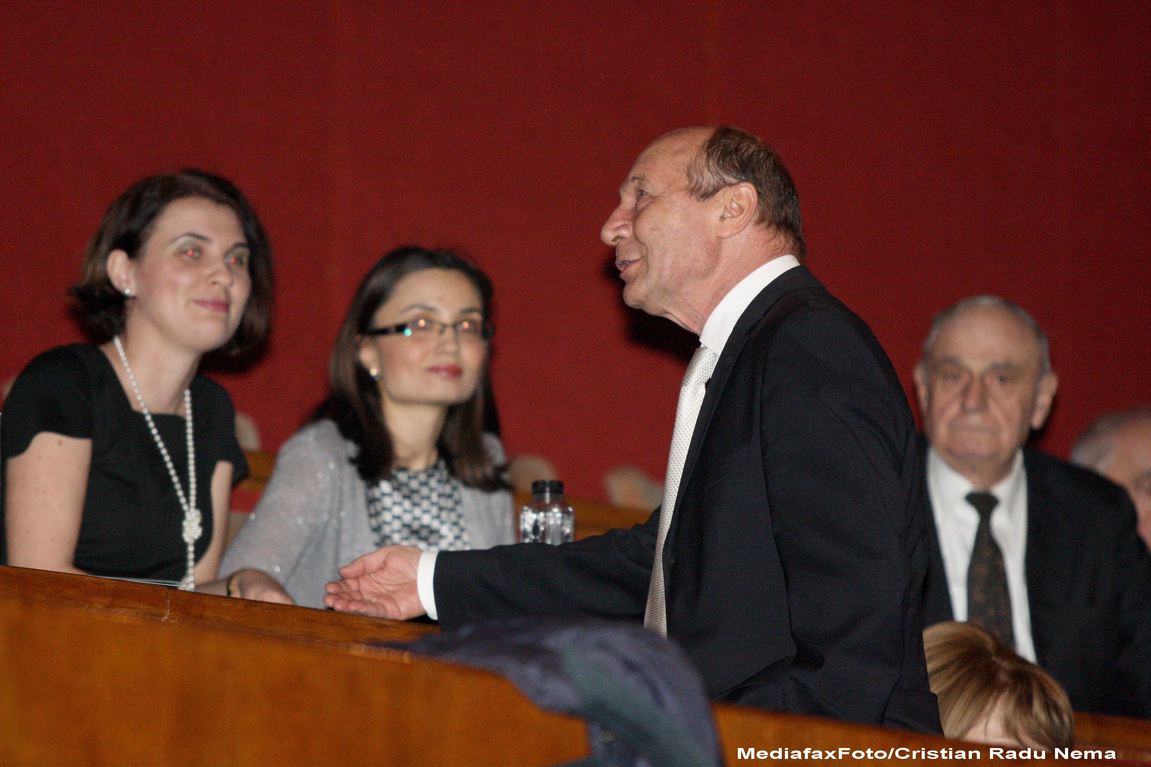 Traian Basescu: "E greu sa cresti copii. Daca as putea, as dubla indemnizatia pentru mame"