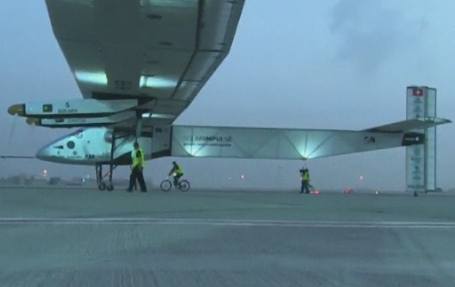 Aventura fara precedent. Un avion alimentat exclusiv cu energie solara a pornit intr-o calatorie in jurul lumii