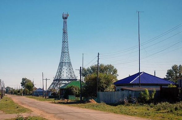 Satul din Rusia unde oamenii au construit o replica a Turnului Eiffel. Cum arata "monumentul"