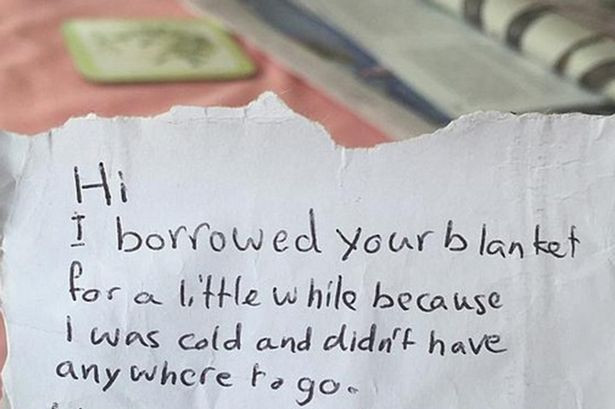 A spart o masina pentru a fura o patura, iar apoi s-a intors si a lasat un bilet. Ce a scris "hotul de paturi"