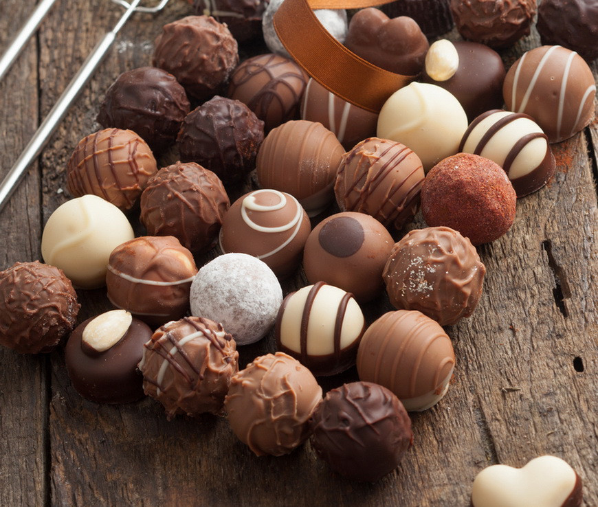 Barbatii care ofera unei femei o cutie cu ciocolata au 41% sanse sa o cucereasca