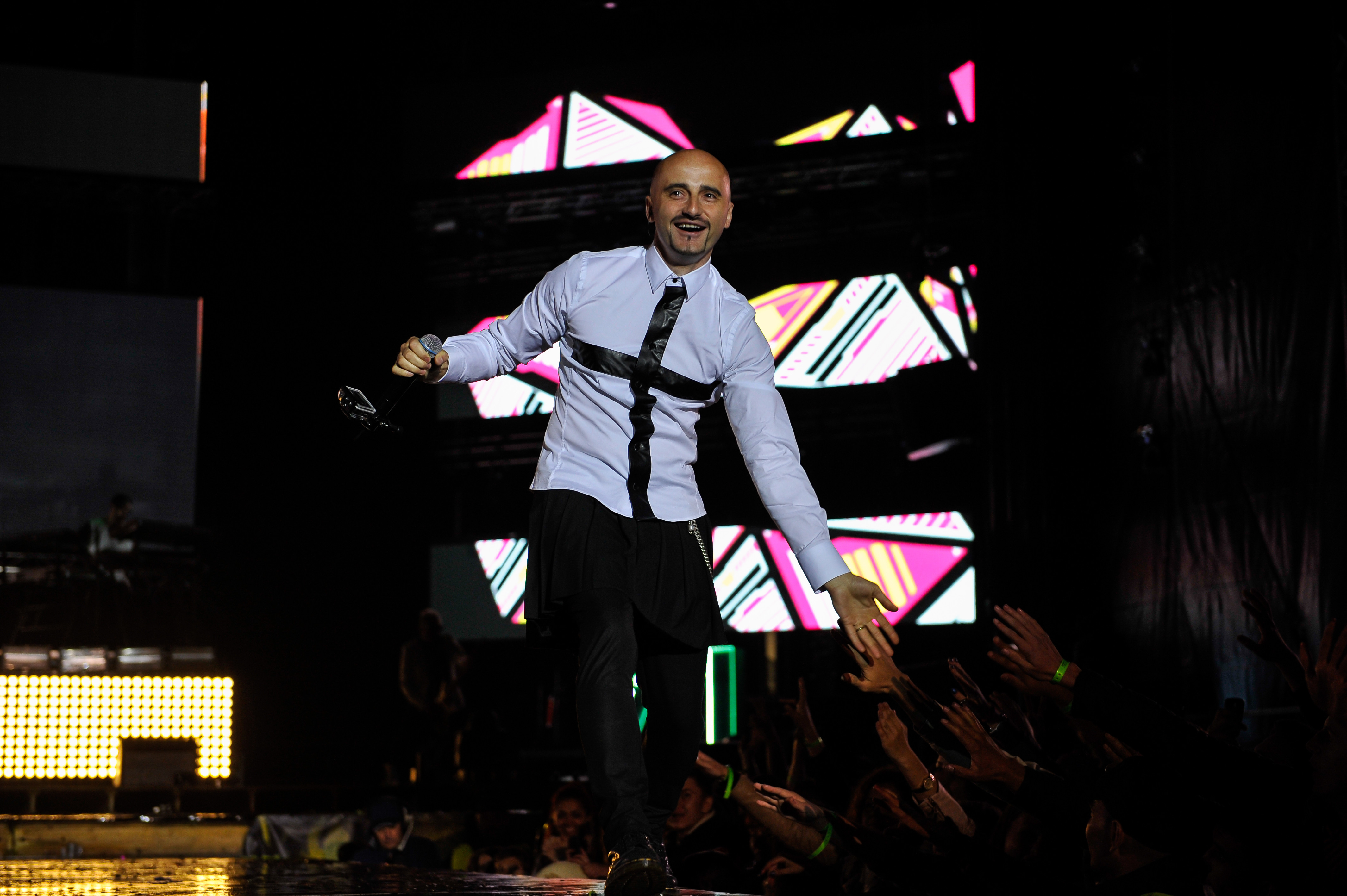 EUROVISION 2015. Mesajul social al piesei care va reprezenta Romania, un atu in finala. Cum se va traduce piesa "De la capat"