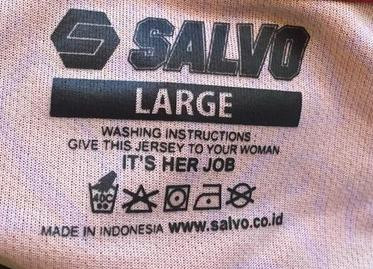 O firma de imbracaminte din Indonezia si-a cerut scuze pentru tiparirea unor instructiuni de spalare sexiste pe tricouri