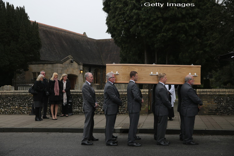 A fost inmormantat intr-un sicriu de peste 2 metri lungime. Unul dintre cei mai inalti barbati din Anglia a murit