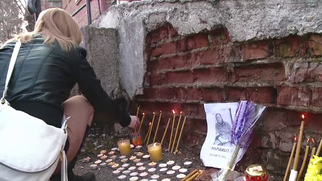 Zeci de oameni s-au adunat in fata spitalului din Brasov de unde a plecat femeia gasita apoi moarta pe camp. Mesajul familiei