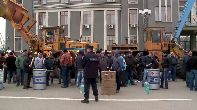 Accesul in Portul Constanta, blocat cu boldozere si excavatoare. Motivele oentru care protesteaza 400 de angajati