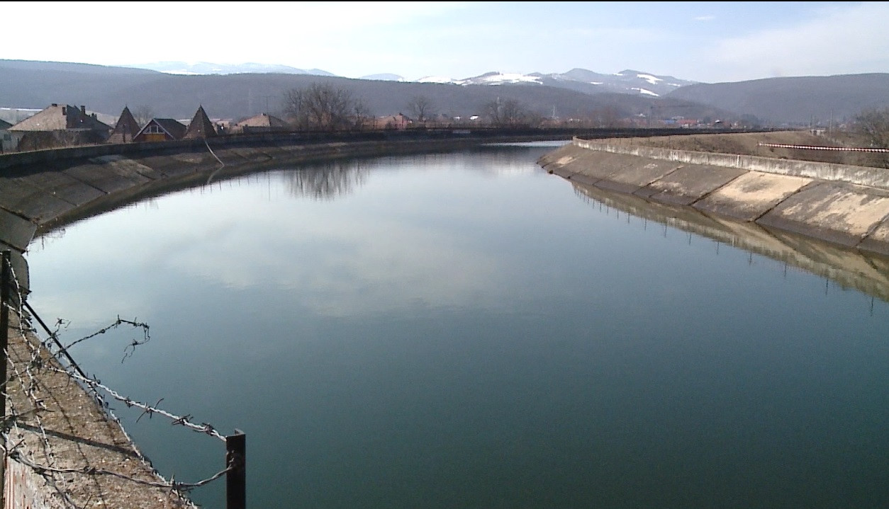 Un barbat de 80 de ani a disparut in apele canalului din comuna Gilau