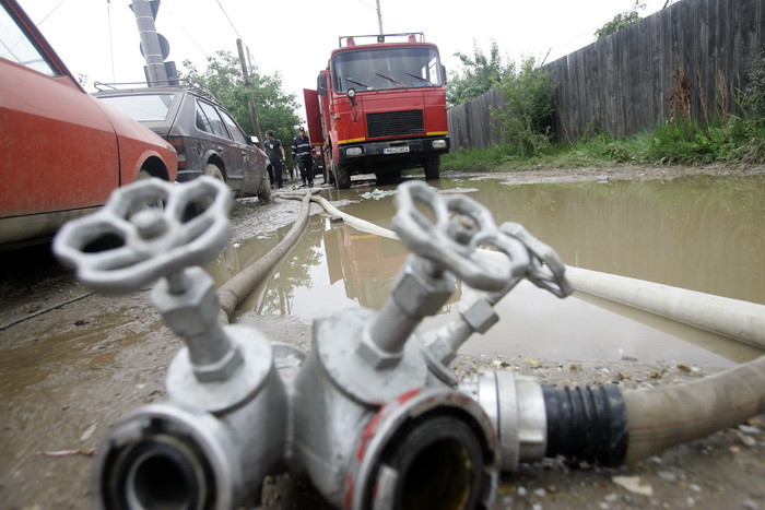 Inundatie grava in Pitesti, dupa ce o magistrala de apa s-a spart si a provocat pagube insemnate